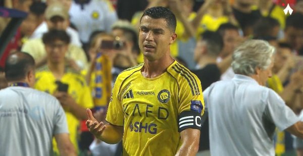 博大策略 马内被直红罚下, 队长C罗对判罚感到非常不满!