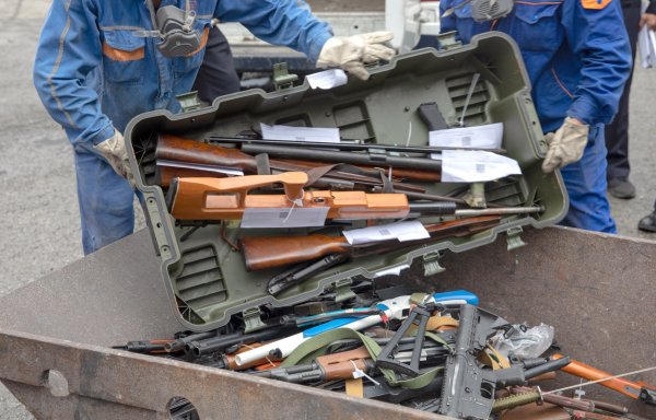 垒富配资 重庆警方集中销毁一批非法枪爆物品